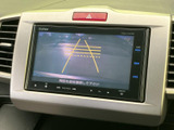 後方の映像に加えてガイド線も表示されるため、駐車時の周囲確認をサポートします。車庫入れや狭い場所への駐車など、後退時の目安として活用できる便利な装備です。