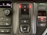 シフトはセレクトレバーのなくなったエレクトリックギアセレクターになっています。「e:HEV」搭載車ですので、日常シーンのほとんどをモーターで走行し、状況に応じあらゆる領域で優れた燃費走行を実現します。