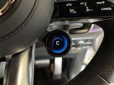 ステアリングボタンは、使いやすいデザインでございます。ステアリング付近のレバーや、ステアリングボタンで追従機能の操作も可能でございます。