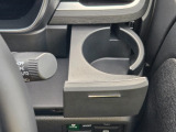 運転席の内側にもドリンクホルダーがあります♪