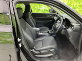 前席は身体を預けやすい形状で、運転席から前方や左右の様子を確認しやすい視界が広がります。落ち着いた色合いの室内で、乗り降りの際もゆとりを感じられます。