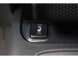 運転席と助手席には寒い日の肩や腰、冷えやすい下肢を温めてくれるシートヒーターが付いております!