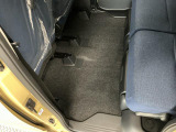 しっかりと汚れ、砂ぼこりを落とし足元まで清潔な車内空間を作り上げております♪