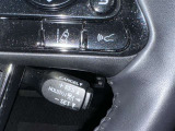 クルーズコントロール機能が付いています。 速度を設定するとアクセルを踏まなくても一定の速度で走ることができます。  高速道路ではとても便利な装置なんです。