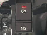 【電動パーキングブレーキ】パーキングブレーキは便利な電動式!ボタン一つで操作でき、アクセルを踏めば自動で解除されます