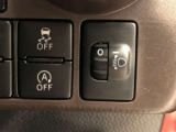 左上のスイッチはVSCオフスイッチです。ぬかるみ道脱出等で使用します。左下のスイッチは信号待ちや渋滞などで停車した際にエンジンを自動停止し、無駄な燃料の消費を抑えます。
