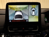 パノラミックビューモニター付きです。車両を上から見たような映像をディスプレイオーディオ画面に表示。運転席からの目視だけでは見にくい、車両周辺の状況をリアルタイムでしっかり確認できます。