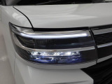 LEDヘッドライト 白く明るい光で夜間走行の安心感を高めます。カスタムグレードは、乗車人数や荷物の量に応じて、照射軸の上下方向を自動調節するオートレベリング機能付です。