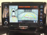 パノラミックビューモニター付きです。車両を上から見たような映像をディスプレイオーディオ画面に表示。運転席からの目視だけでは見にくい、車両周辺の状況をリアルタイムでしっかり確認できます。