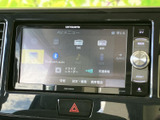 FM・AMをはじめ、Bluetooth Audioなどの選択肢が画面上に並びます。利用したい音源を確認しながら選べるので、通勤やお出かけの時間に合わせて、車内で音楽やラジオを楽しめます。