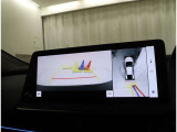 車体の前後左右に設置されたカメラにより、リアルタイムで安全確認ができるところが大きな魅力。十字路や駐車場、狭い路地での走行など、死角ができやすい場面で力を発揮します。