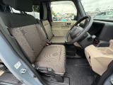 足元もゆったりで長時間の運転も疲れにくいフロントシートです。