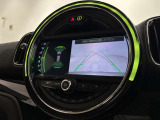 駐車をスマートにサポート。バックカメラ&前後障害物センサーを装備。