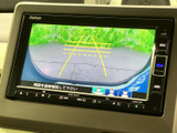 後方の映像にガイドラインが重なり、駐車スペースへ車を寄せる際の目安になります。画面で周囲の様子を確認できるため、駐車時の安全確認をサポートします。