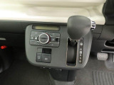 【オートエアコン】一度お好みの温度に設定すれば、車内の温度を検知し風量や温度を自動で調整。暑い&hellip;寒い&hellip;と何度もスイッチ操作をする必要はありません。快適な車内空間には必須の機能ですね
