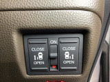 リアドアは乗り降りに便利な両側電動スライドドアです。また運転席に座っていながらスイッチ操作で自在にスライドドアを開け閉めできます。