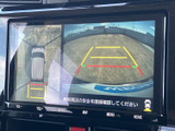 後方映像に加えて車両周辺の表示も確認でき、駐車時の周囲確認をサポートします。画面には目安となるガイド線も表示されるため、後退する際の位置合わせに役立ちます。