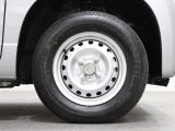 純正のスチールホイールを装備しております!タイヤサイズは145/80R12 になります。