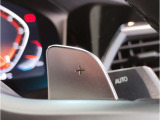 【メーターパネル】最も重要なスピード・メーターとタコ・メーターとを共に同じ位置に最大限の大きさで配置。ドライビング中のドライバーの視線を可能な限り逸らす事無く安心安全なドライビングをしてもらう拘りです