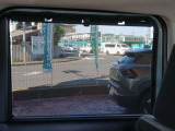 後席両側ドアガラスにロールサンシェ-ドがついて暑い日差しをカットしてくれます