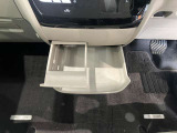 ミニテーブルとしてもカップホルダーとしても使用できる2WEY仕様です!使用しないときは収納できるのでスマートな車内空間を維持できます♪