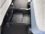 シート下に小物入れがあります。