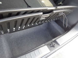 フロアの下にも荷物などを収納できるサブトランクも備えています。荷室内で散らかりがちな荷物を整理整頓なんてのもイイですね♪