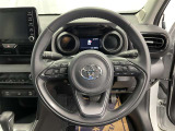 快適な操作性の運転席、ハンドルも綺麗に清掃済みです!もちろん安全を守るエアバッグも装備しているので安心してお乗りいただけます(^^)