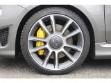 Bremboブレーキキャリパーを装備。アバルトらしい躍動感のある足元を演出します
