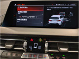 【ドライバーコックピット】人間工学に基づきドライバー中心にすべての操作パネルを設計。ドライバーが直感的に操作できる様にドライバー側にわずかに傾斜。常に運転に最適な姿勢/視線を保つ事が出来ます!