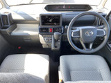 運転席から見やすい位置に操作部がまとまり、メーターや各スイッチも確認しやすい配置です。中央には機器を設置できるスペースがあり、日常の移動に合わせて活用できます。