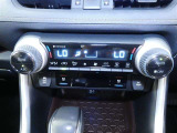 【デュアルエアコン】・・・運転席側と助手席側それぞれ独立して温度設定が行えるオートエアコン。