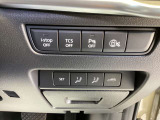運転席側に、座席位置の記憶や荷室の扉の開閉を操作するスイッチがまとまっています。運転交代時の姿勢合わせや、荷物を積む前の操作を助ける配置。マツダの人を中心に考える設計が表れています。