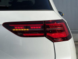 LEDテールランプ(ダイナミックターンインジケーター付き)特徴的な配光パターンによって後続車からの視認性が高まり、万一の追突の危険性を軽減します。