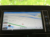 現在地周辺の道路や施設を地図で確認でき、縮尺や表示内容も画面上で見やすく案内します。目的地までの道順を確かめたいときに役立ち、慣れない場所へのお出かけにも便利です。