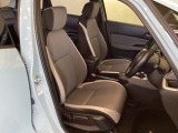 広い足元にゆったり座れるシートには肘掛けも装備しており長距離の運転でも疲れにくくなってます。女性でも運転がしやすいように、シートの高さ調整機能(シートリフター)がついています。
