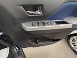 運転席パワーウィンドウスイッチとドリンクホルダーです。