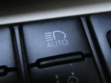 オートマチックハイビームとは、先行車や対向車のライトを認識し、ハイビームとロービームを自動で切り替える機能です。夜道の視界を確保します。詳細は販売店スタッフまでおたずねください。