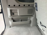 トランクルーム左側にはシガーソケットがあり、便利に使えます☆小物の収納スペースもあります♪
