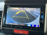 後方の様子を画面で確認でき、駐車時や後退時の周囲確認をサポートします。目安となるガイド表示もあり、車庫入れの際に便利です。見通しにくい場所での取り回しにも役立つ装備です。
