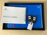 メンテナンスノート【点検整備記録簿・保証書】、取説も揃ってます。スマートキーはバッグなどにしまったままボタン操作でエンジン始動・停止やハイブリッドシステムの起動や停止ができて大変便利です