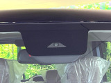 【三菱e-Assist】走行中に前方の車両等を認識し、衝突しそうな時は警報とブレーキで衝突回避と被害軽減をアシスト。より安全にドライブをお楽しみいただけます。