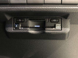 【ETC2.0装着車】カーナビと連携させることで全国の「ITSスポット」と双方向通信し渋滞を回避するルートを案内します。情報配信を受けるたびに最速のルートを再検索。料金所もストレスなく通過できます。