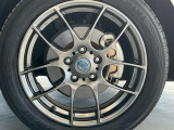 日産純正17インチアルミホイール。高品質な鍛造(たんぞう)ホイールを作るメーカーとして知られるBBS(ビービーエス」。