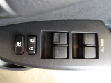 パワーウィンドウスイッチで運転席から全席の窓の開閉ができます。