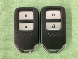 スマートキーを装備しています。鍵を差し込むことなくドアロックの開け閉めと、スタートボタン操作でのエンジンスタートができます。スペアキーも同じものを用意しております。