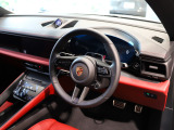 スムースレザー仕上げのエクステンドツートンレザーパッケージ装備(ブラック/ボルドーレッド)
