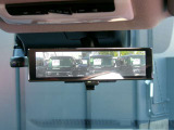 スマートルームミラー、後方がカメラの映像で見れるので視界くっきり、車内に障害物があっても関係ありません。普通のバックミラーとも切りかえが出来ます。