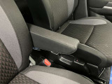 【アームレスト】運転席には、長距離ドライブに優しいアームレストが装備しています。