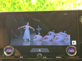 映像を大きく表示できるモニターを備えています。停車中のひとときに映像を楽しめるほか、画面下部には空調の操作項目もまとまり、車内で使う機能を確認しやすい構成です。